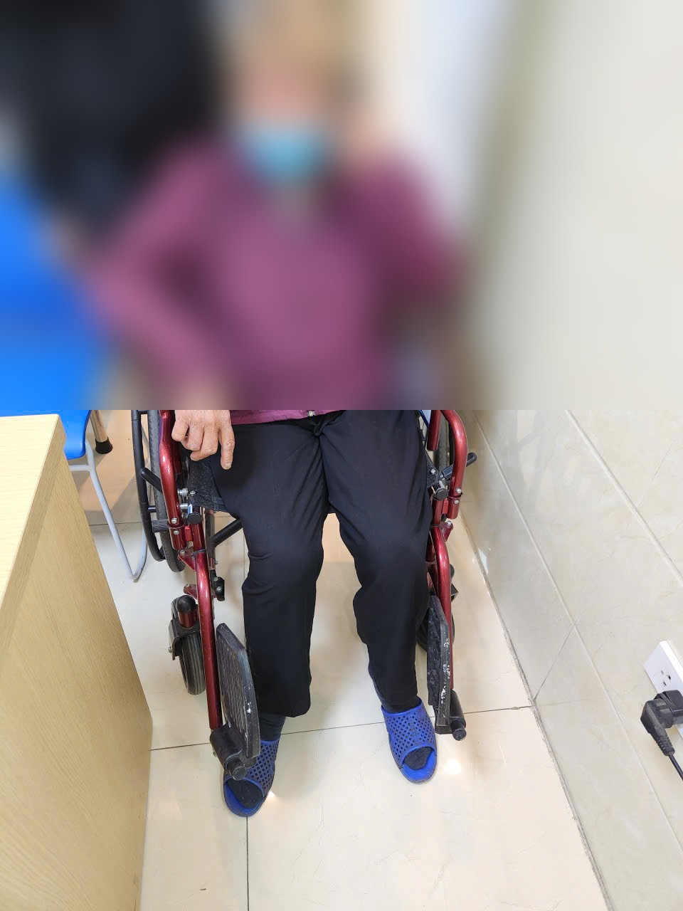 Bệnh nhân cao tuổi đến khám bằng xe lăn do loãng xương nặng và gãy xẹp đốt sống